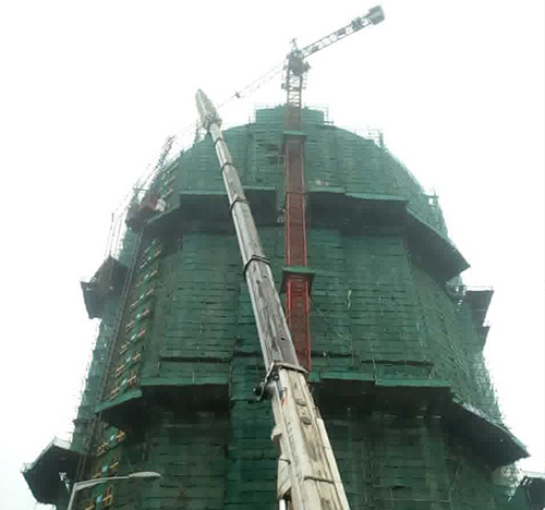 柳城吊车在工地上作业